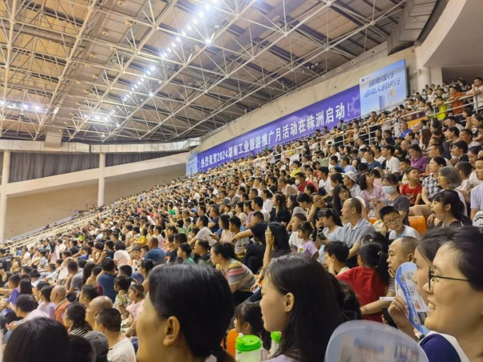 爱游戏官网-阿扎伦卡迎来三赛季出色发挥，FPX观众热烈欢呼！全场沸腾不已(cos兰波的我加入了立海大)