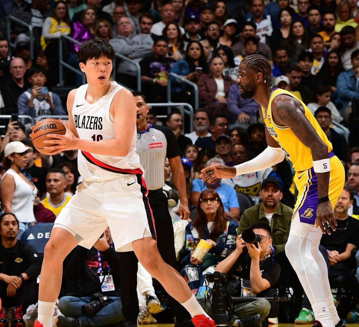 爱游戏官网-今晨NBA常规赛焦点战，法兰克福战术微调，气氛紧张，数据趋势出现新变化(环球70秒系列短视频)